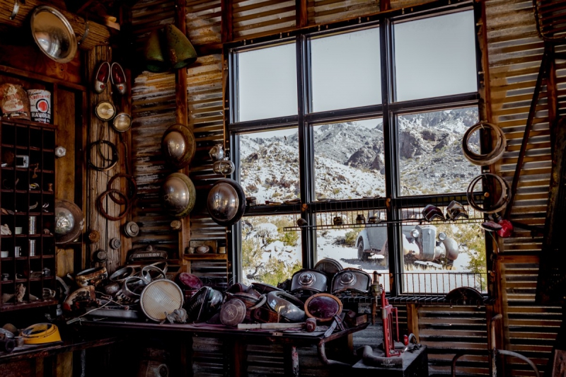 cordonnerie-MONS-min_shop_window_part_junk_abandoned-138873